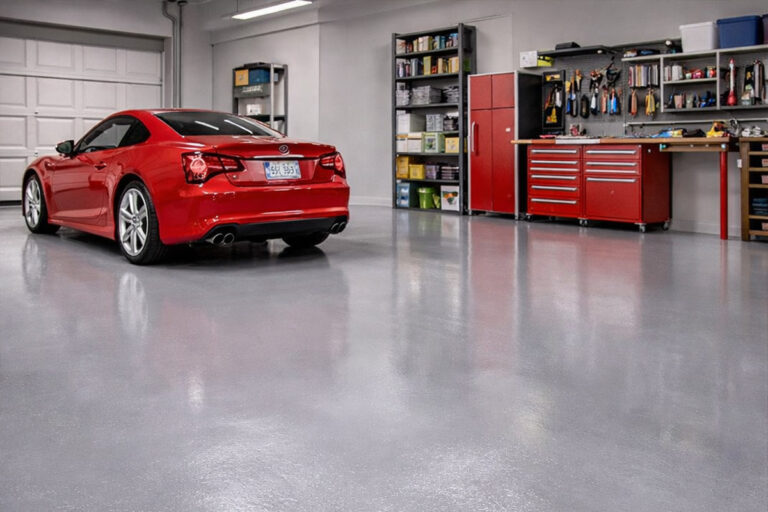 Moderner Epoxidharz Garagenboden mit Auto und Werkstattbereich